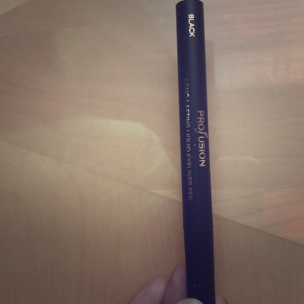 Liquid eyeliner pen!
